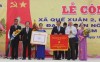 Đồng chí Đỗ Vạn Lộc và đồng chí Trương Công Trân trao Bằng công nhận và Cờ thi đua cho xã Quế Xuân 2