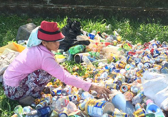 Phụ nữ xã Quế Xuân 2 thu gom, phân loại rác thải thực hiện mô hình “Biến rác thải thành sinh kế”. Ảnh: LÊ THỊ DIỆU