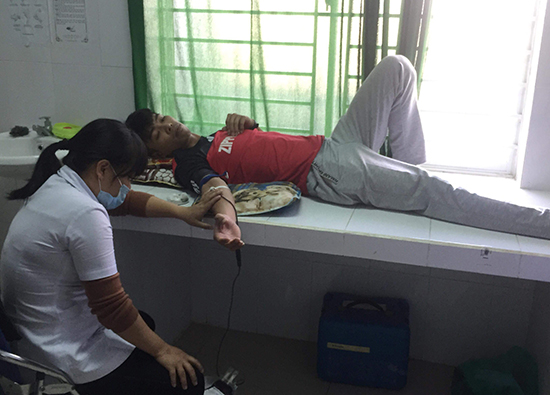 Thành viên CLB Ngân hàng máu sống xã Quế Xuân 2 trực tiếp hiến máu cứu người. (Ảnh do Đoàn xã Quế Xuân 2 cung cấp)