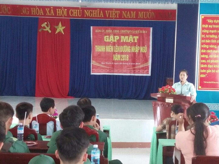 Đ/c Dương Thị Kim Huệ-Bí thư Đảng ủy xã phát biểu tại buổi gặp mặt thanh niên nhập ngũ năm 2018. Ảnh: QH