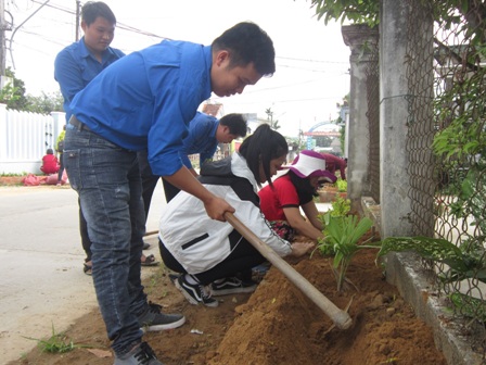 Tuổi trẻ Quế Sơn cùng người dân trồng hoa làm đẹp đường quê. Ảnh: Duy Thái