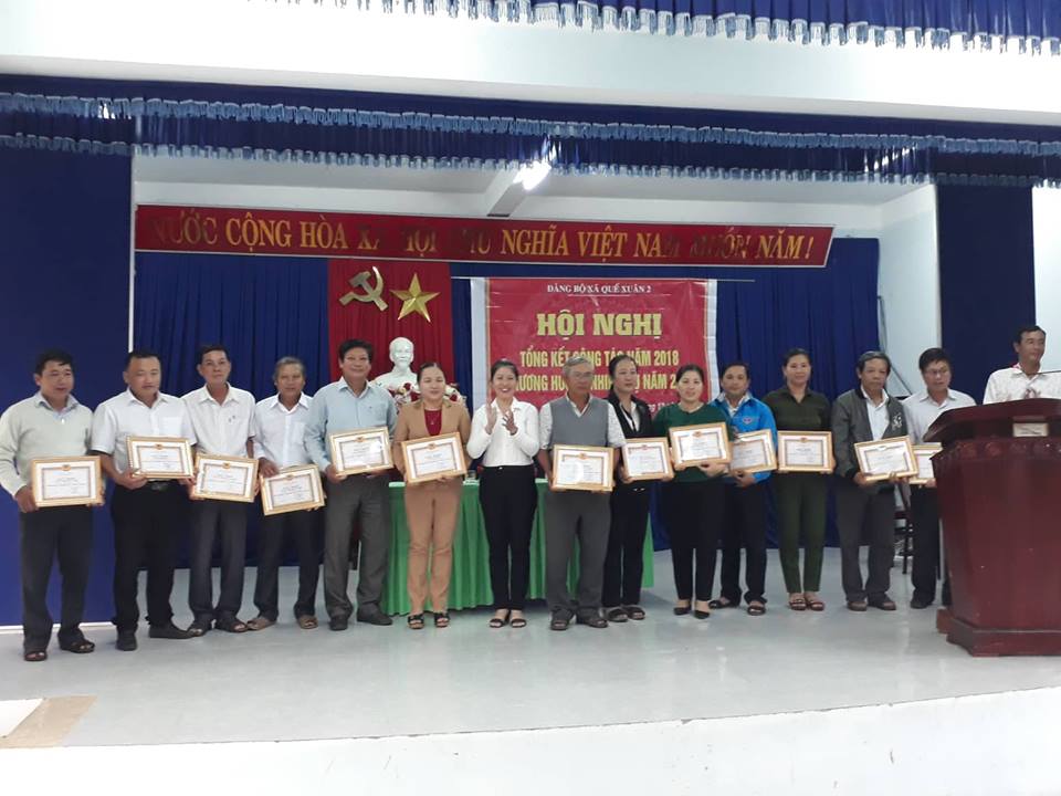 Đảng ủy Quế Xuân 2 khen thưởng đảng viên hoàn thành xuất sắc nhiệm vụ. Ảnh DT
