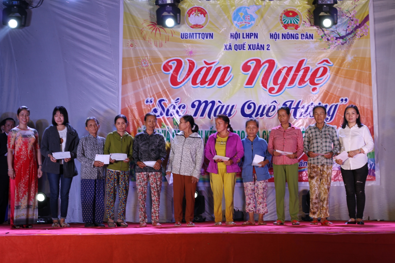 Uỷ ban MTTQ Việt Nam phối hợp với Hội LHPN, Hội Nông dân xã Quế Xuân 2 tổ chức hội diễn văn nghệ “Sắc màu quê hương”