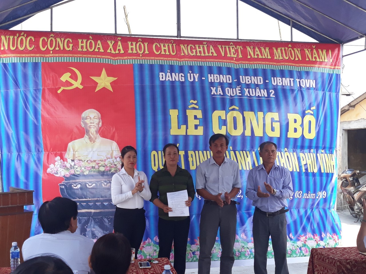Đ/c Dương Thị Kim Huệ trao Quyết định thành lập chi bộ thôn Phú Vĩnh.