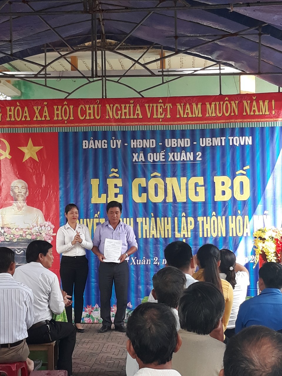 Đ/c Dương Thị Kim Huệ trao Quyết định thành lập chi bộ thôn Hòa Mỹ.